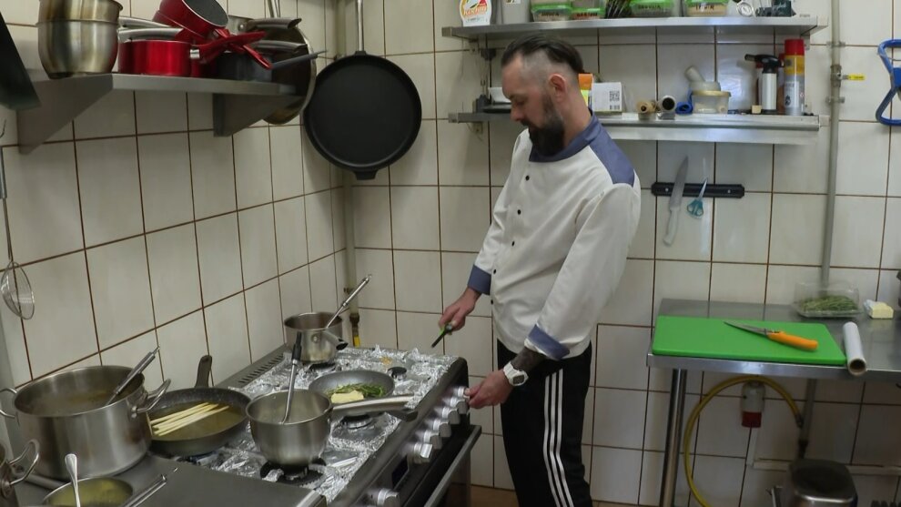 Kuchenne Rewolucje PRZED EMISJĄ W TV: Frytel Smaków świeci pustkami. Wina miejsca, menu czy kucharza?